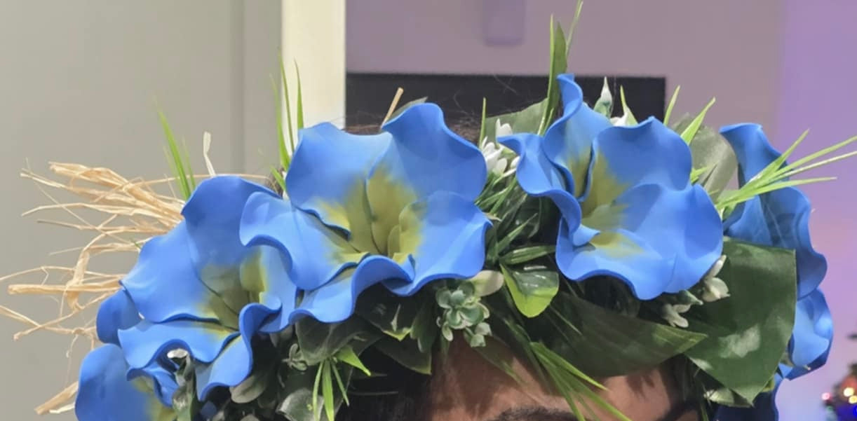 Couronne de tête composée de 8 hibiscus bleus tressé sur raphia
