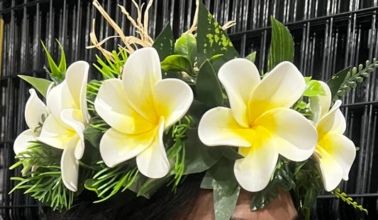 Couronne de tête composée de 8 fleurs tressée sur raphia