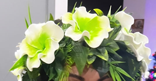 Couronne de tête composé de 7 fleurs hibiscus tressé sur raphia