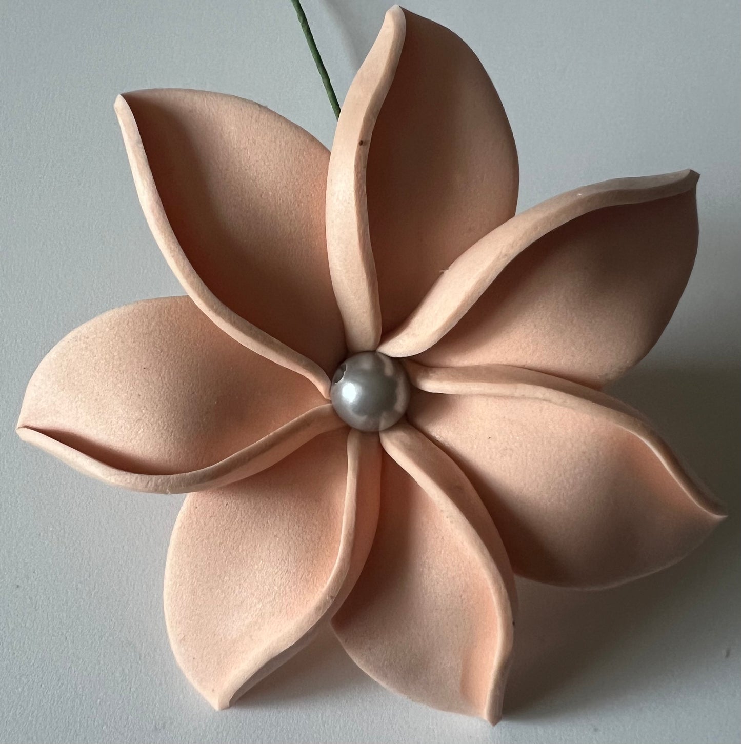 Lot de 5 Fleurs Unies Artisanales – Fait Main avec Perle et Tige en Fer pour Déco ou Coiffure