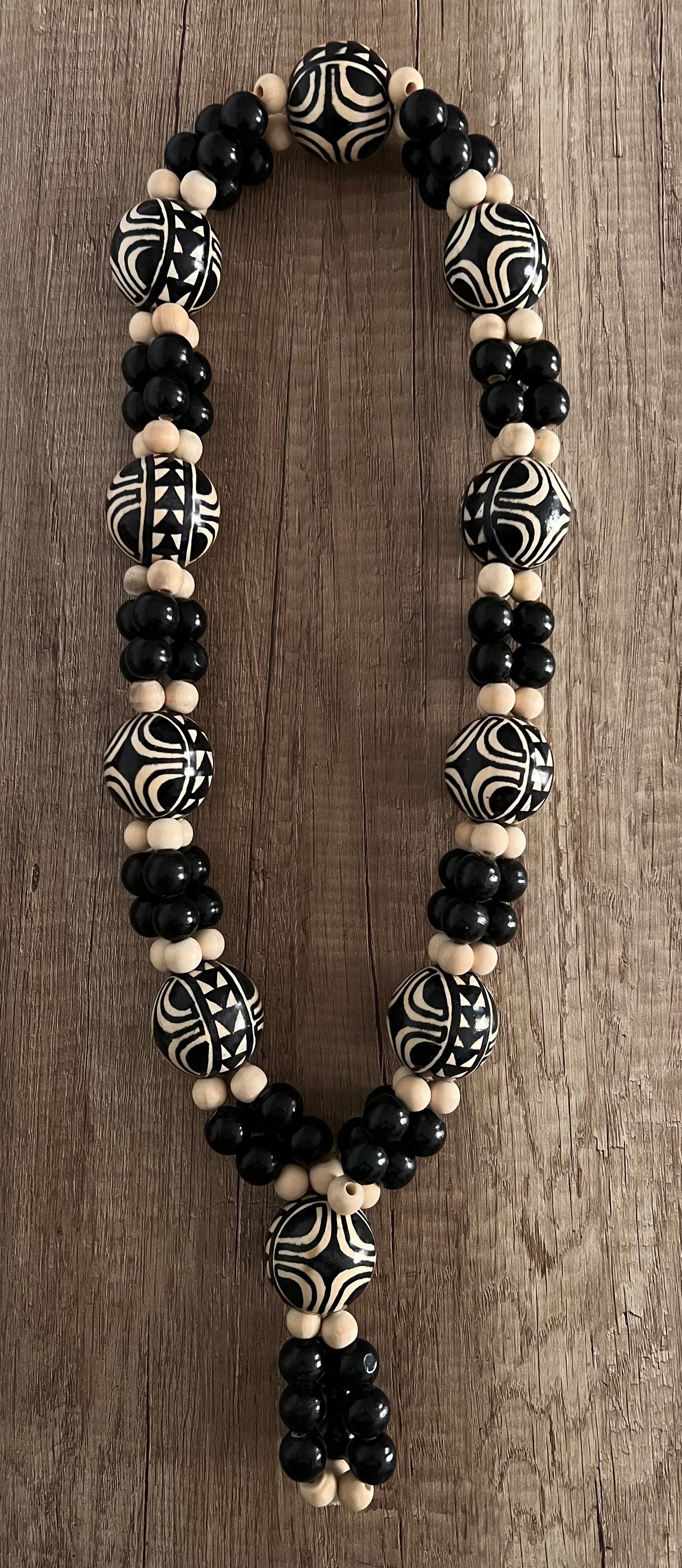 Collier artisanal en perle de bois noir et ivoire avec motifs tribaux – 45 cm – Bijou fait main unique