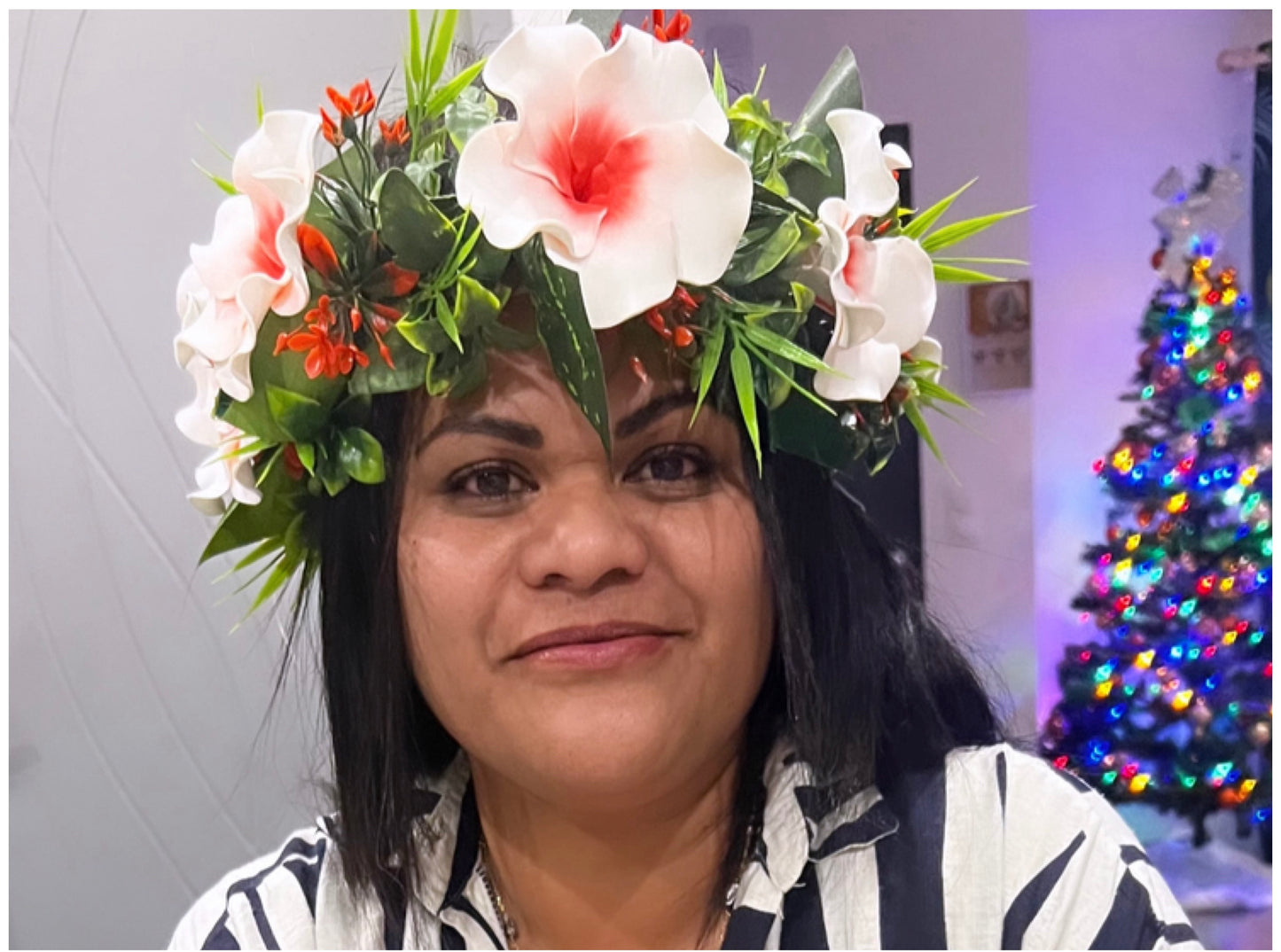 Couronne de tête composée de 7 fleurs hibiscus