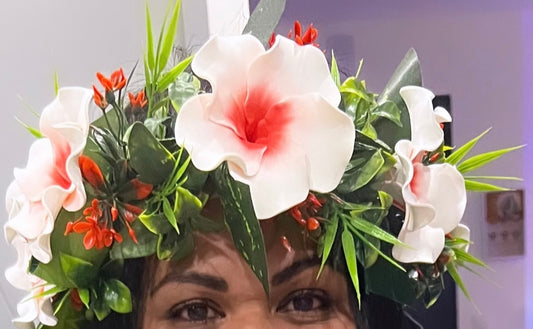 Couronne de tête composée de 7 fleurs hibiscus