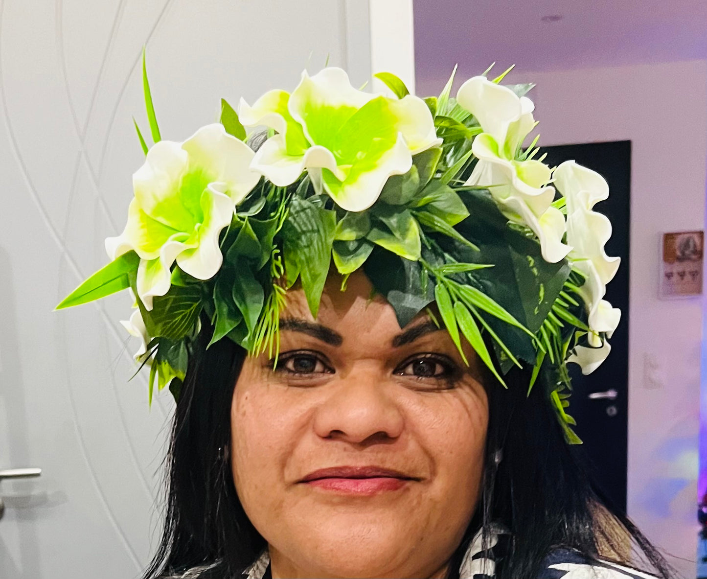 Couronne de tête composé de 7 fleurs hibiscus tressé sur raphia