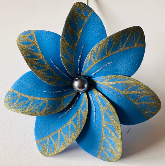 Fleur bleue motif doré