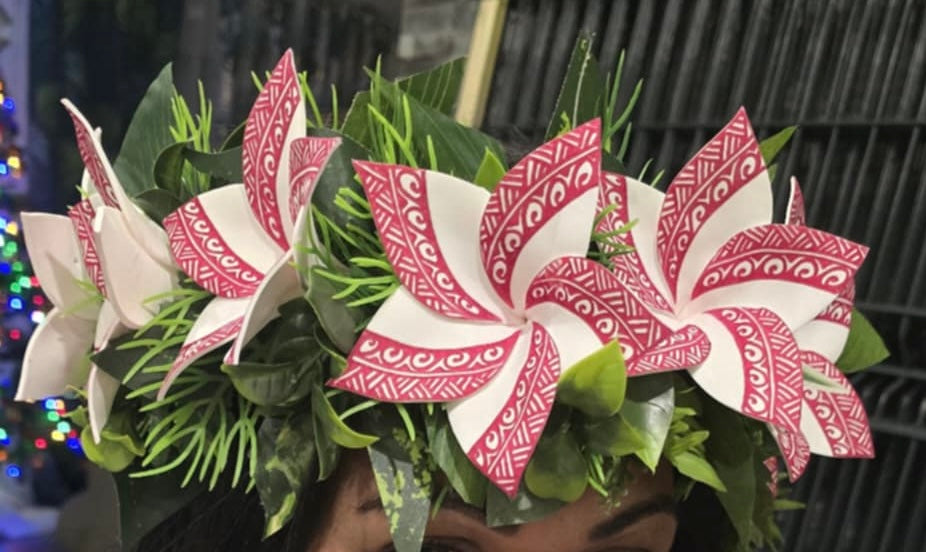 Couronne de tête composé de 8 fleurs motifs tressée sur raphia