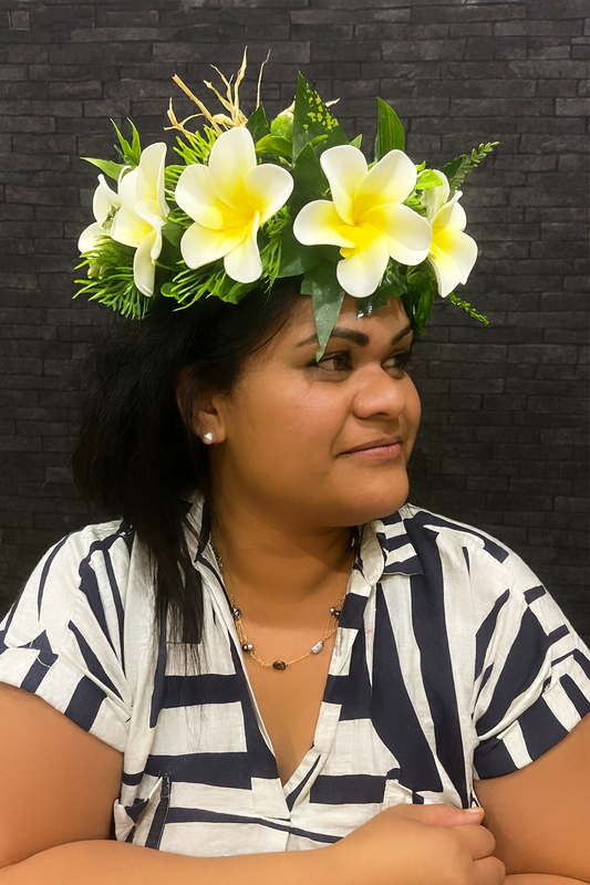 Couronne de tête composée de 8 fleurs tressée sur raphia