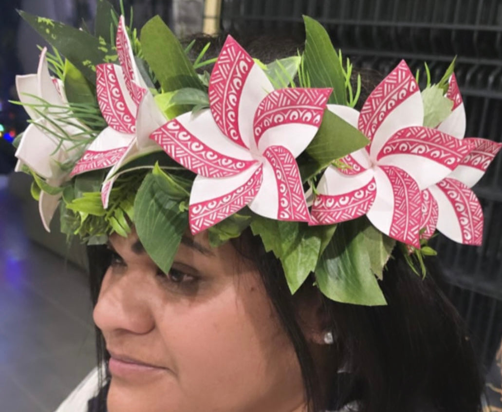 Couronne de tête composé de 8 fleurs motifs tressée sur raphia