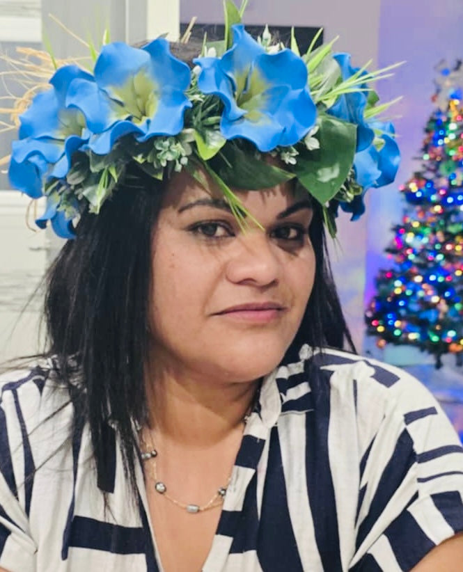 Couronne de tête composée de 8 hibiscus bleus tressé sur raphia