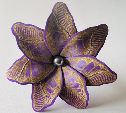 Fleur violette motif doré