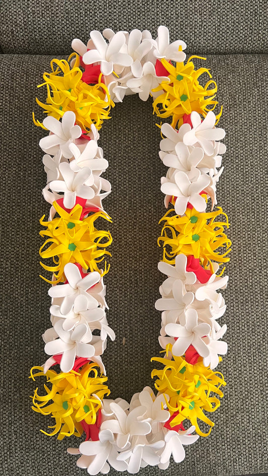 Collier de fleurs en mousse jaune et blanche – Fait main – 55 cm