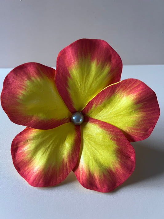 Fleur Artisanale Jaune Ø10,2 cm avec Perle – Montée sur Tige en Fer | Accessoire Coiffure Inspiré du Pacifique