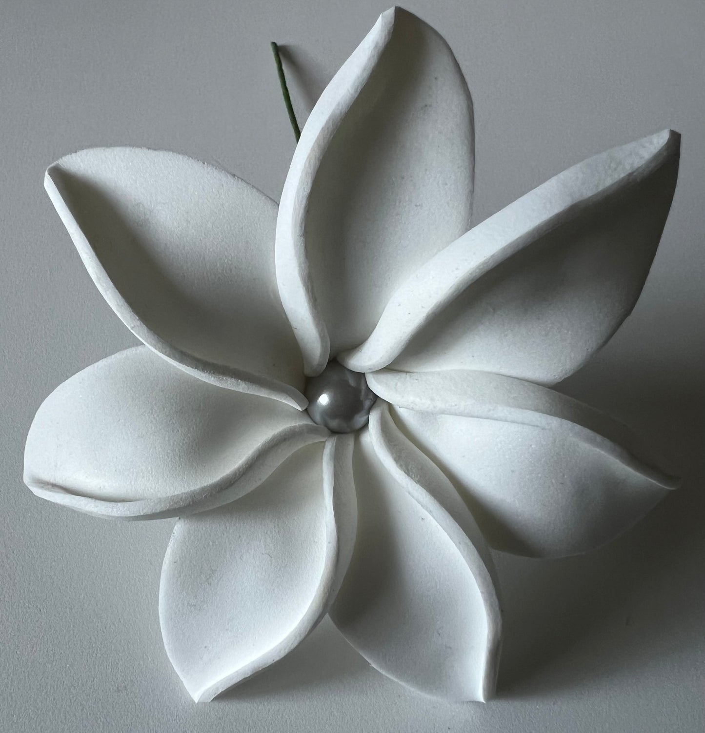 Lot de 5 Fleurs Unies Artisanales – Fait Main avec Perle et Tige en Fer pour Déco ou Coiffure
