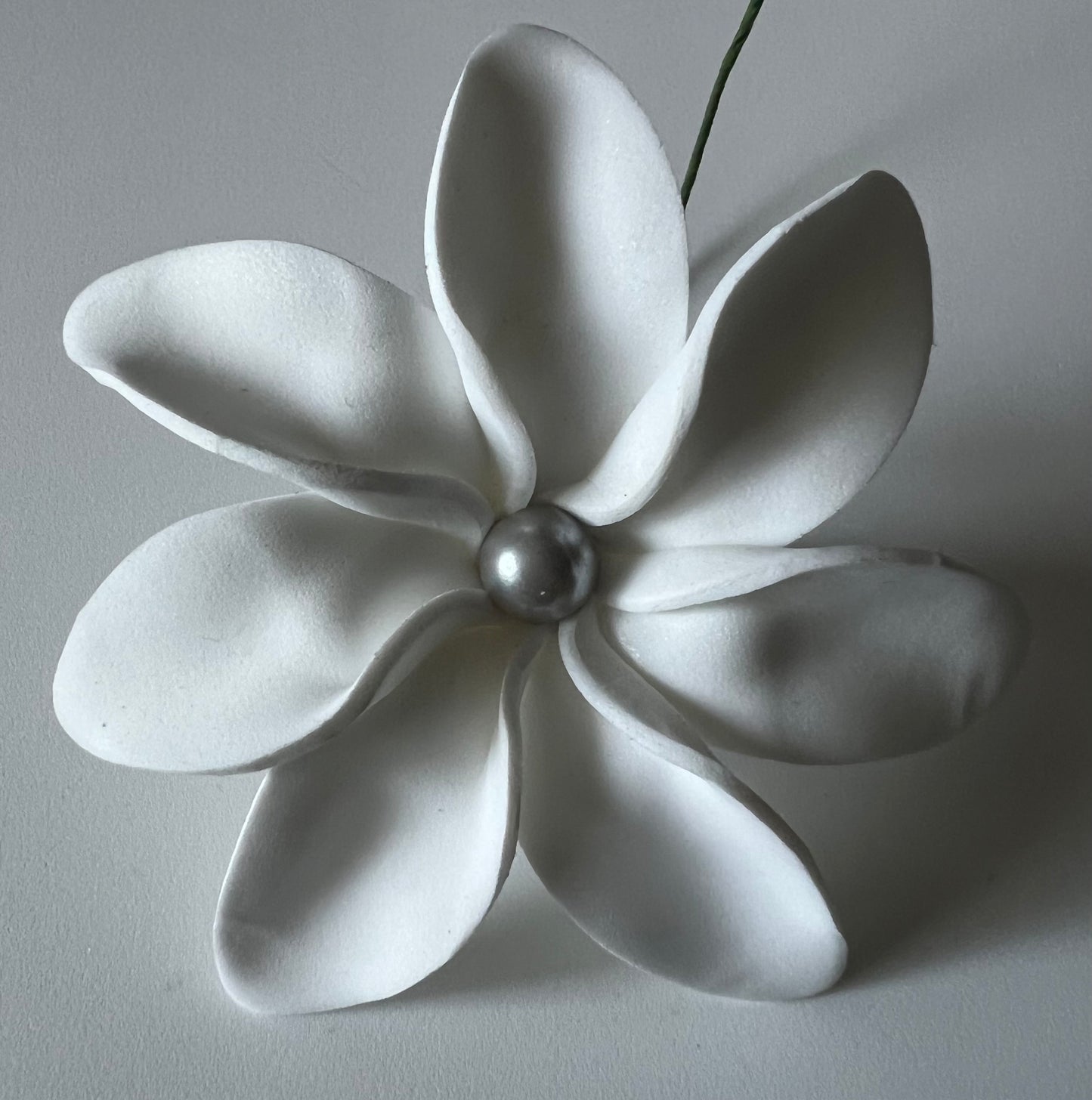 Lot de 5 Fleurs Unies Artisanales – Fait Main avec Perle et Tige en Fer pour Déco ou Coiffure