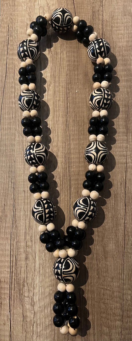 Collier ethnique polynésien en perles bois et céramique – Noir & blanc – Motifs dessinés à la main – Bijou artisanal fait main (60 cm)