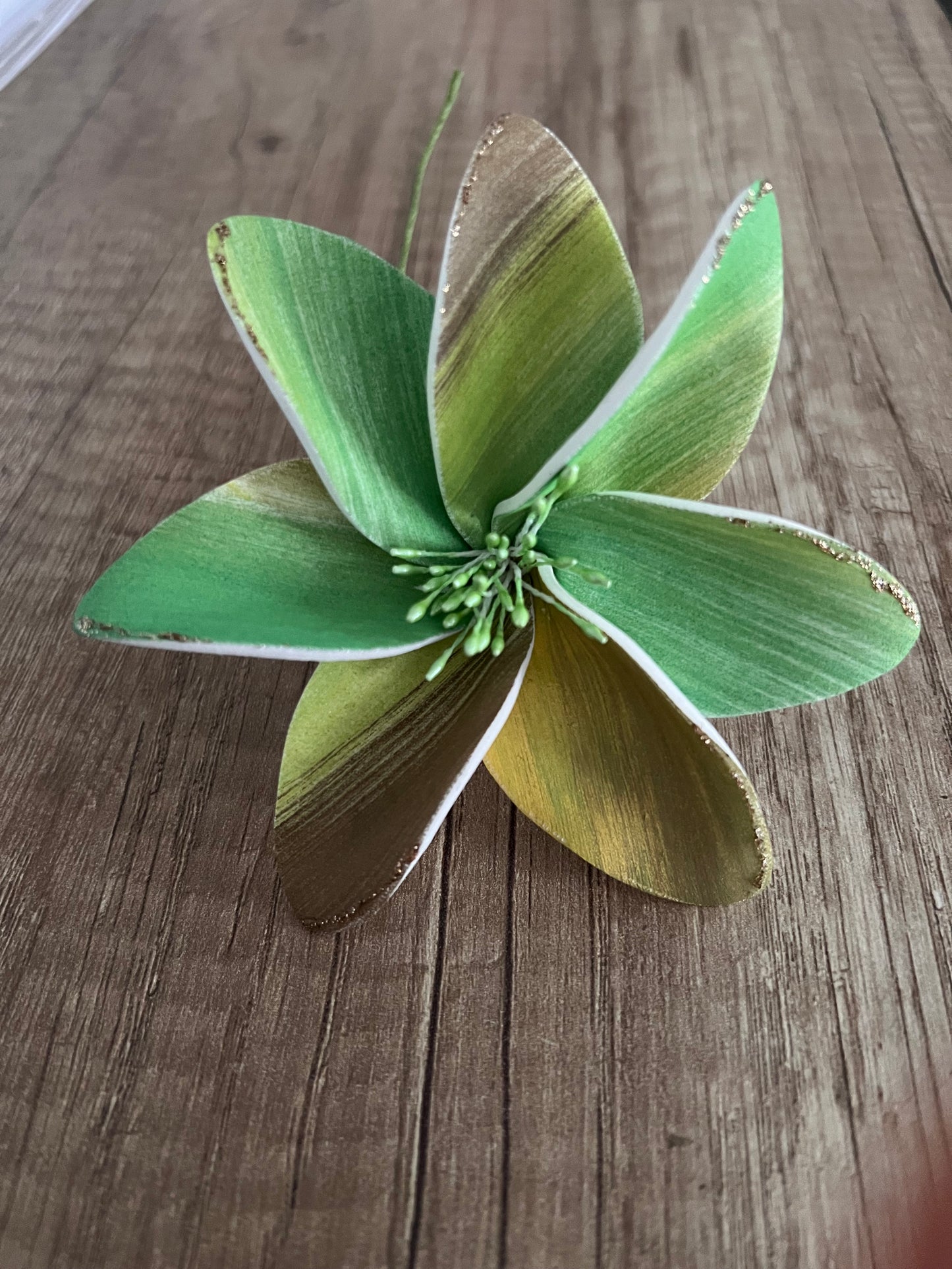 Fleur Artisanale Verte et Dorée