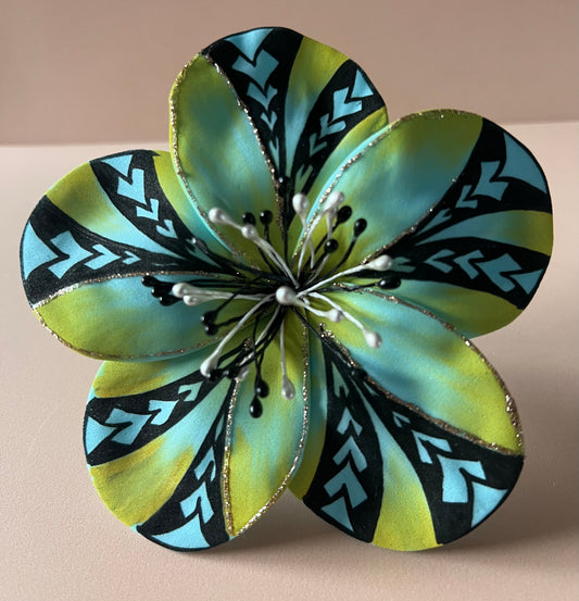 Fleur Artisanale Bleue Clair Dégradée de Jaune Ø15 cm avec Pistil