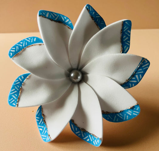 Fleur Blanche Artisanale Dessinée à la Main – Ø 9,5 cm sur Tige